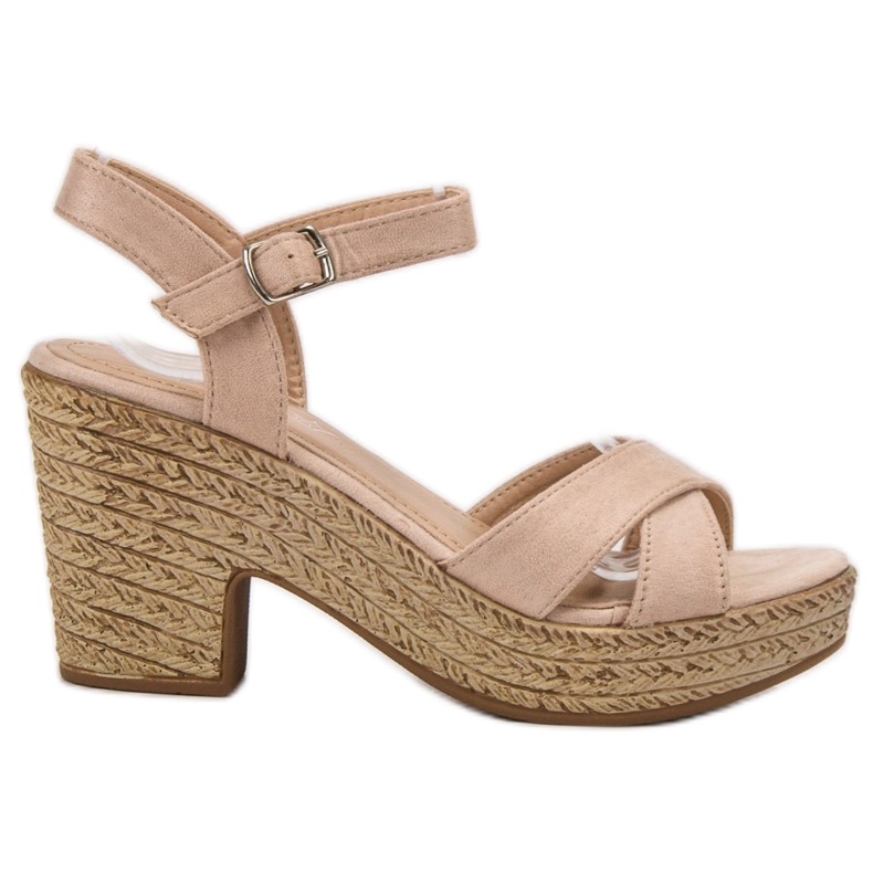 Queentina Sandalen an einer Bar braun