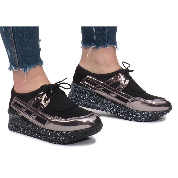 Schwarze Sport-Sneaker auf der Calixte-Plattform