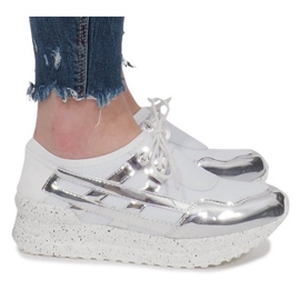 Weiße Sport-Sneaker auf der Calixte-Plattform