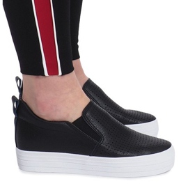 Schwarze, durchbrochene Sneakers auf einem Rockvale-Wedge