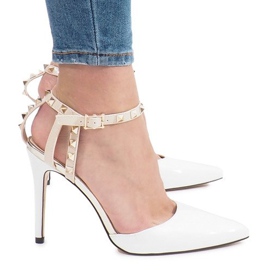 Weiß lackierte Absätze mit Behati-Nieten gelb