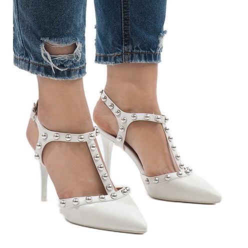 Weiß lackierte Absätze mit B-57 Nieten