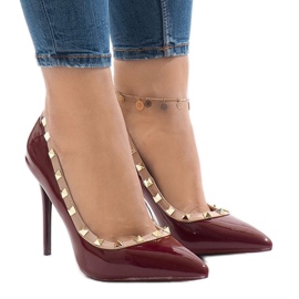 Rot lackierte Absätze mit X-68 Nieten