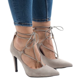 Graue Pumpen auf einem Stift 4524-5