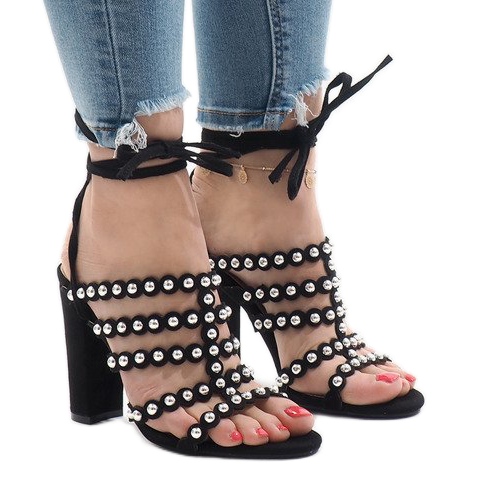 Schwarze Sandalen am B-65-Pfosten