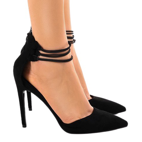 Schwarze Pumps an einer Anstecknadel 6941-P