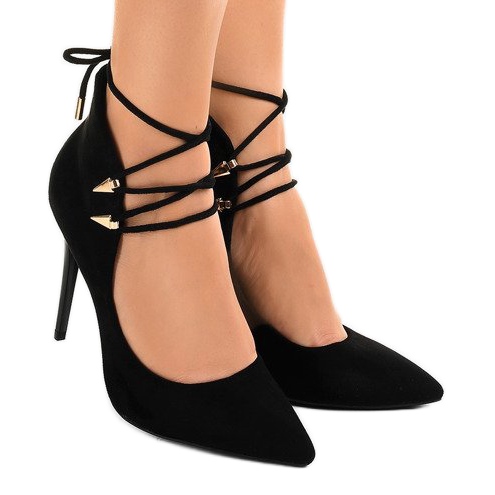 Schwarze Pumps an einer gebundenen Anstecknadel 6251-P