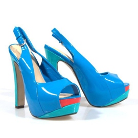 Pumps Sandalen auf der blauen Plattform des A8030