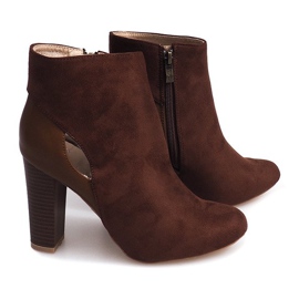 Braune Wildlederstiefel auf einer Säule mit Reißverschluss