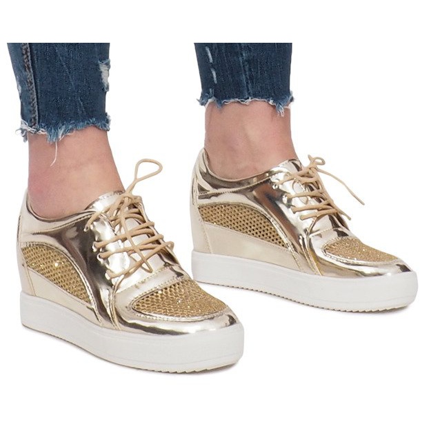Adeles gold lackierte, durchbrochene Sneakers golden