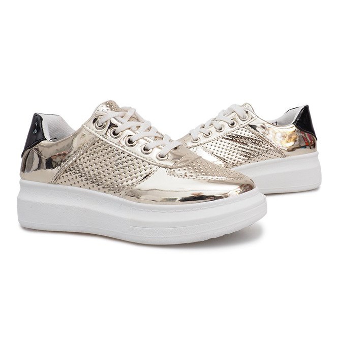 Adeles gold lackierte, durchbrochene Sneakers golden