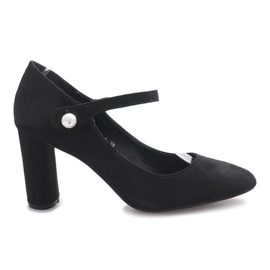 Schwarze Pumps am Milaya-Pfosten