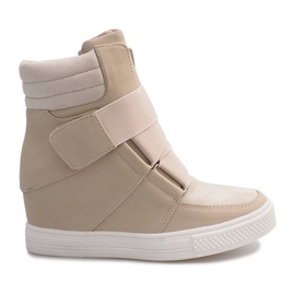 Beige Sneaker auf dem Bahia Wedge