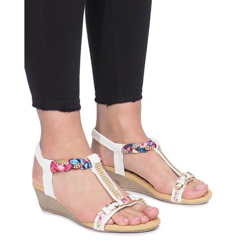 Weiße Sandalen auf einem zarten Ruixin-Keilabsatz