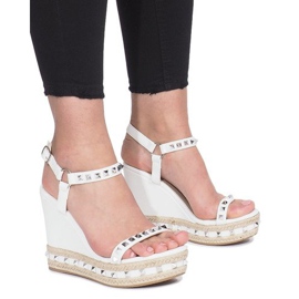 Weiße Keilsandaletten mit Cubano-Nieten