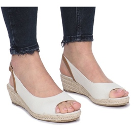 Beige Sandalen auf einem zarten Lanez Keilabsatz