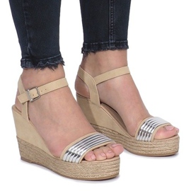 Beige Sandalen auf einem zarten Glam Shine Keilabsatz