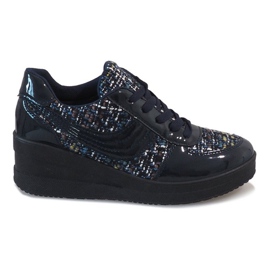 Marineblaue Sneaker auf dem BKA-113 Wedge