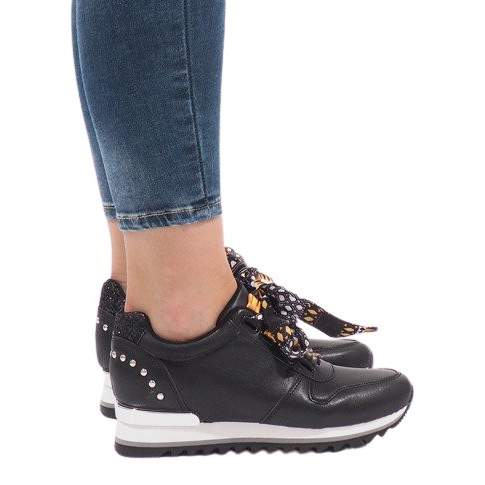 Schwarze Sport-Sneaker auf dem Keil G-124