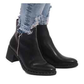 Schwarze isolierte Stiefel mit Nieten NC268