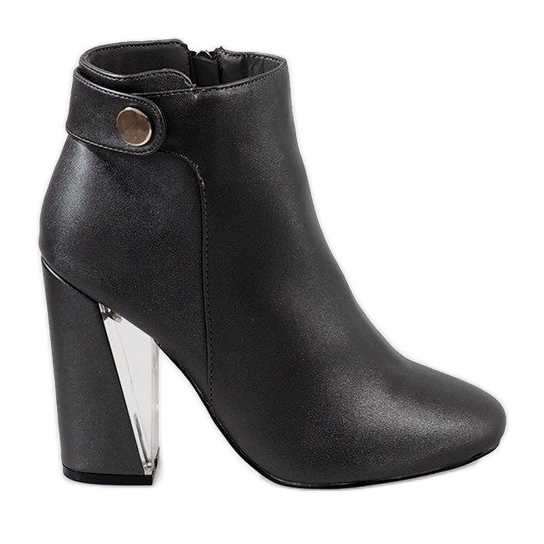 Graue Stiefel am MJ1515-Pfosten