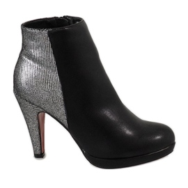 Schwarze Stiefel auf einem hohen Absatz 16-92