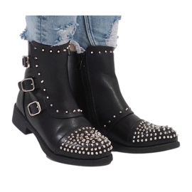 Schwarze isolierte Stiefel mit Nieten HQ1268