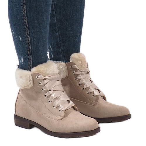 Isolierte beige Schnürstiefel C-7100