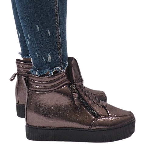 Braune isolierte Sneaker BB-1652