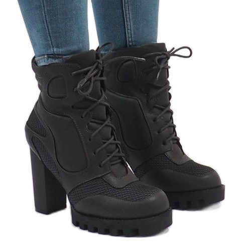 Isolierte graue Stiefel am Pfosten 9132-5