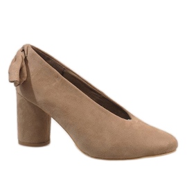 Beige Wildlederpumps am LL-93P Pfosten