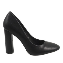 Schwarze Pumps am LE028 Pfosten