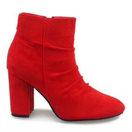 Rote Wildleder-Stiefeletten am 0M803-Post