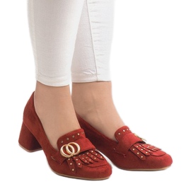 Rote Wildlederpumps an der X77-Säule