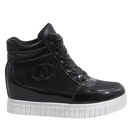 Schwarze Turnschuhe auf dem Keil NB83P