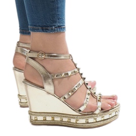 Sandalen mit goldenem Keilabsatz VS-368