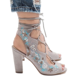 Graue offene Stiefel am Pfosten 1610-223