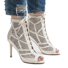 Weiße Stiefel auf einer Nadel 1610-225