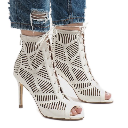 Weiße Stiefel auf einer Nadel 1610-225