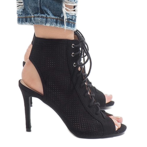 Schwarze offene Stiefel auf einem Absatz 1610-22