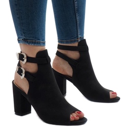 Schwarze Stiefel am Pfosten 173-853