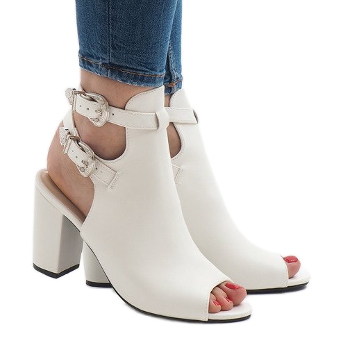 Weiße Stiefel am Pfosten 173-853