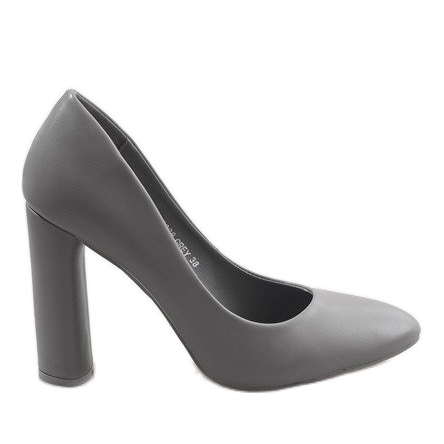 Graue Pumps am LE028-Pfosten