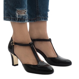 Schwarze Pumps am 2239-1 Pfosten