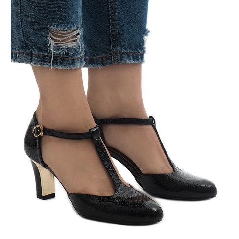 Schwarze Pumps am 2239-1 Pfosten