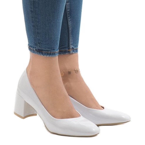 Weiß lackierte Pumps am Pfosten 7501-1