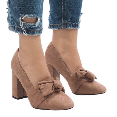 Pinke Wildlederpumps an der N510-Säule rosa