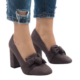 Graue Wildlederpumps an der N510-Säule