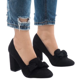 Schwarze Wildlederpumps an der N510-Säule