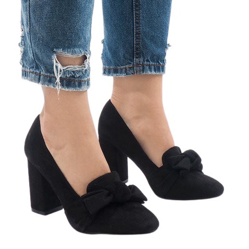 Schwarze Wildlederpumps an der N510-Säule